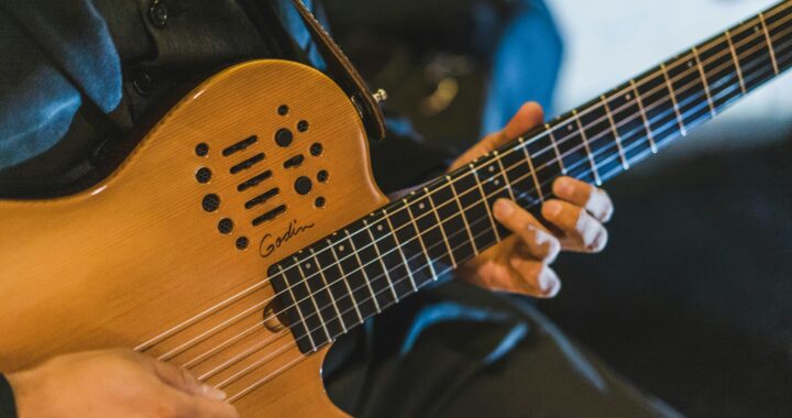 Музыкант настраивает инструмент перед выступлением
